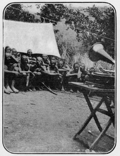 La magia del hombre blanco: El gramófono asombra a los nativos Wakonja, de un artículo titulado A las Montañas de la Luna publicado en The Graphic, 27 de octubre de 1906 de English Photographer